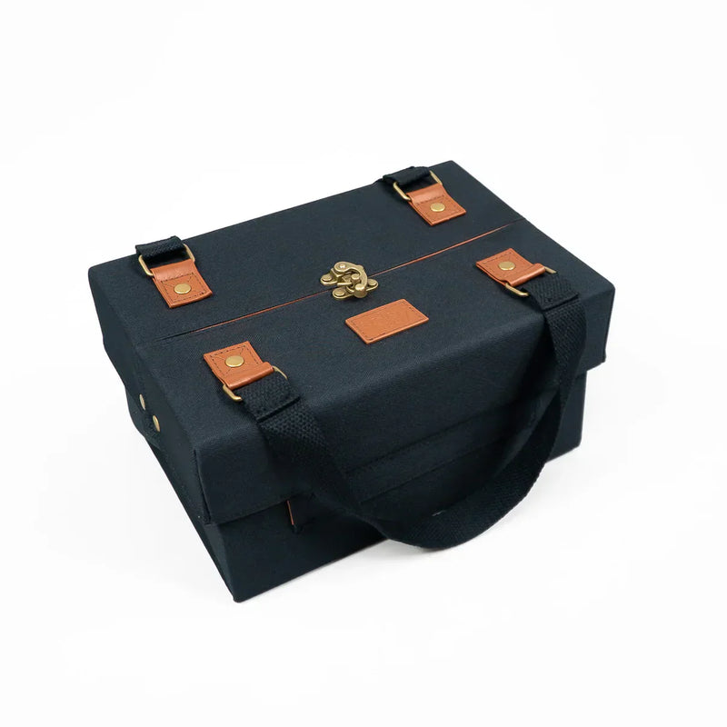 Magnetic cosmetic bag