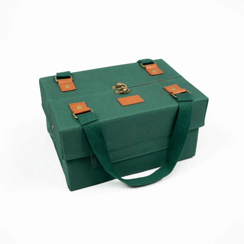Magnetic cosmetic bag