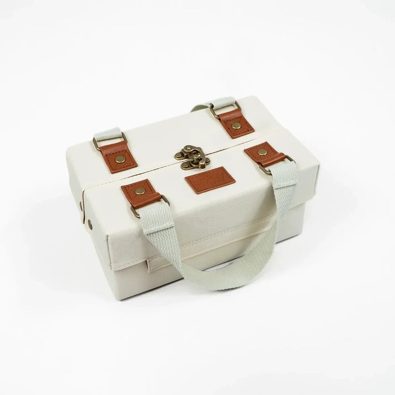 Magnetic cosmetic bag
