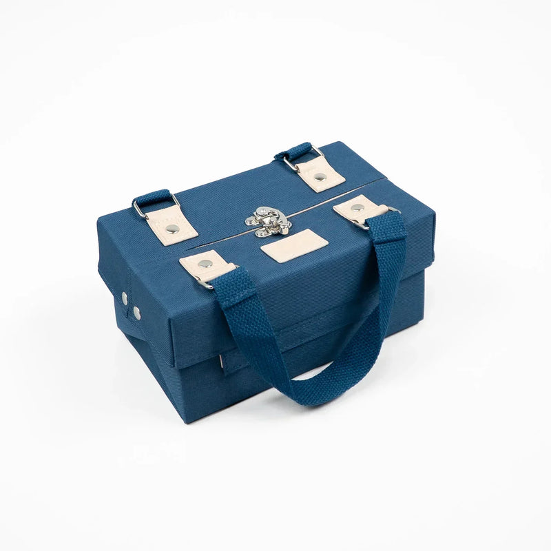 Magnetic cosmetic bag