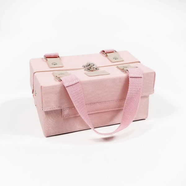 Magnetic cosmetic bag