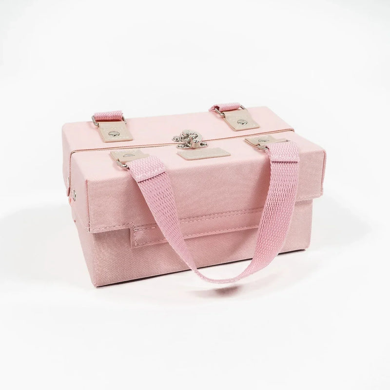 Magnetic cosmetic bag