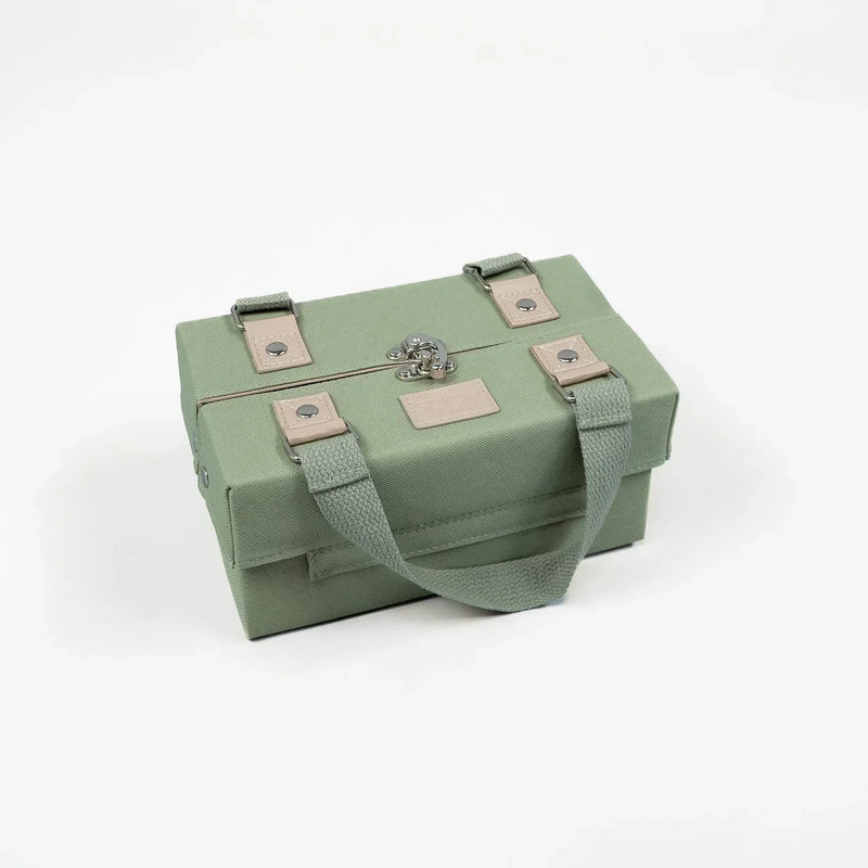 Magnetic cosmetic bag